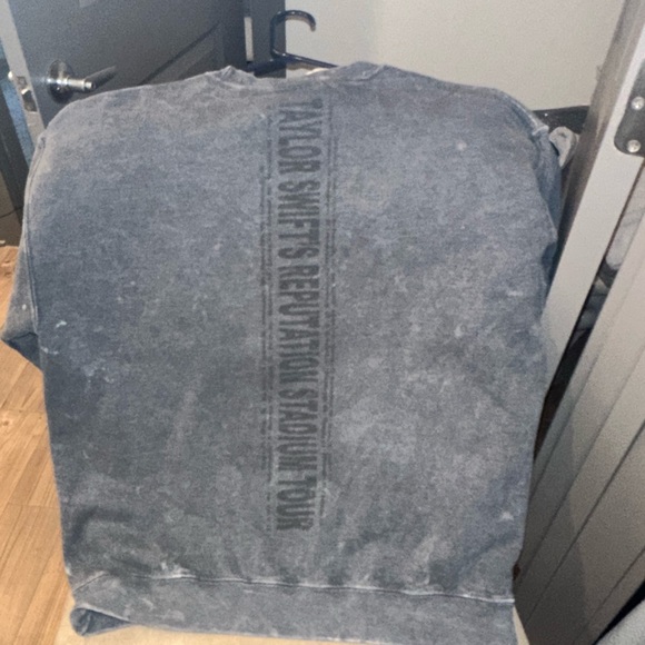 Taylor Swift Official  - Reputation stadium tour crew Stonewashed Tour pull over - Picture 7 of 9